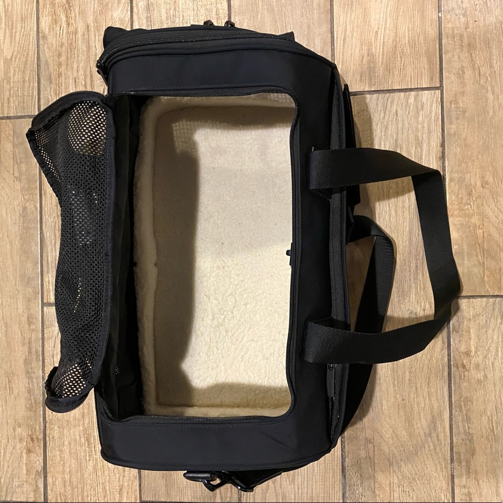 Barely used Away pet carrier in amazing condition